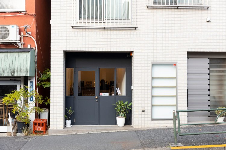 店主の井上さん「手間のかかる時計やレコードだけど、あえて楽しんでほしいです」。