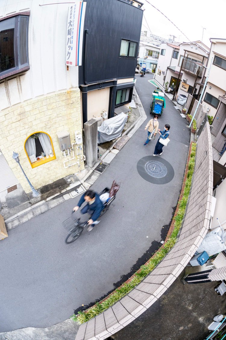 くねくね曲がるへび道は散策におすすめ。超高速で走る住民の自転車に注意！