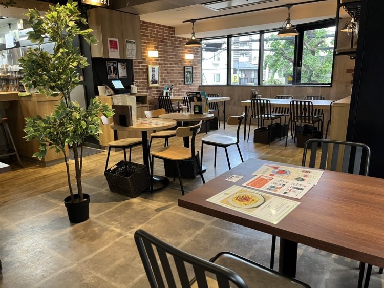 仲間との会話が弾む、広々とした開放的なテーブル席。