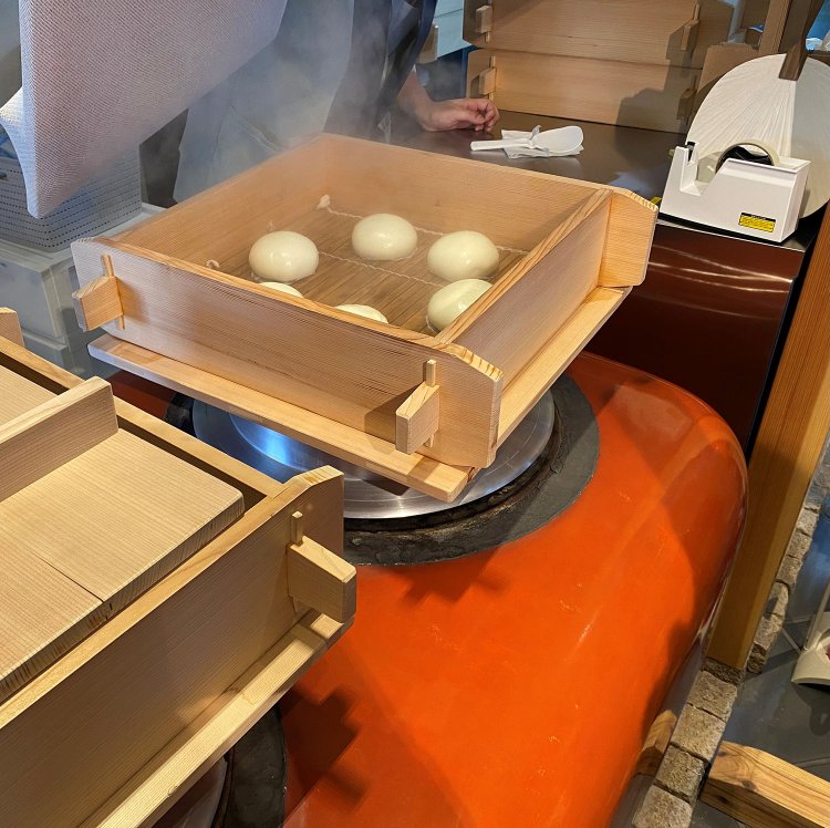 「一角 Bar」の酒まんじゅう。ほんのりお酒の香りがし、甘くおいしい。