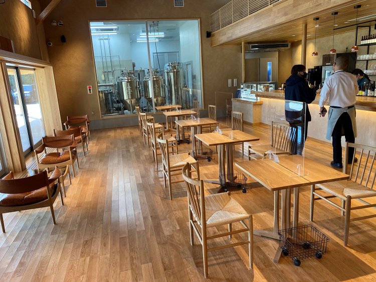 窓からは陽光が差し込み、木のぬくもりが居心地いい。奥にガラス張りの醸造場を眺められる。