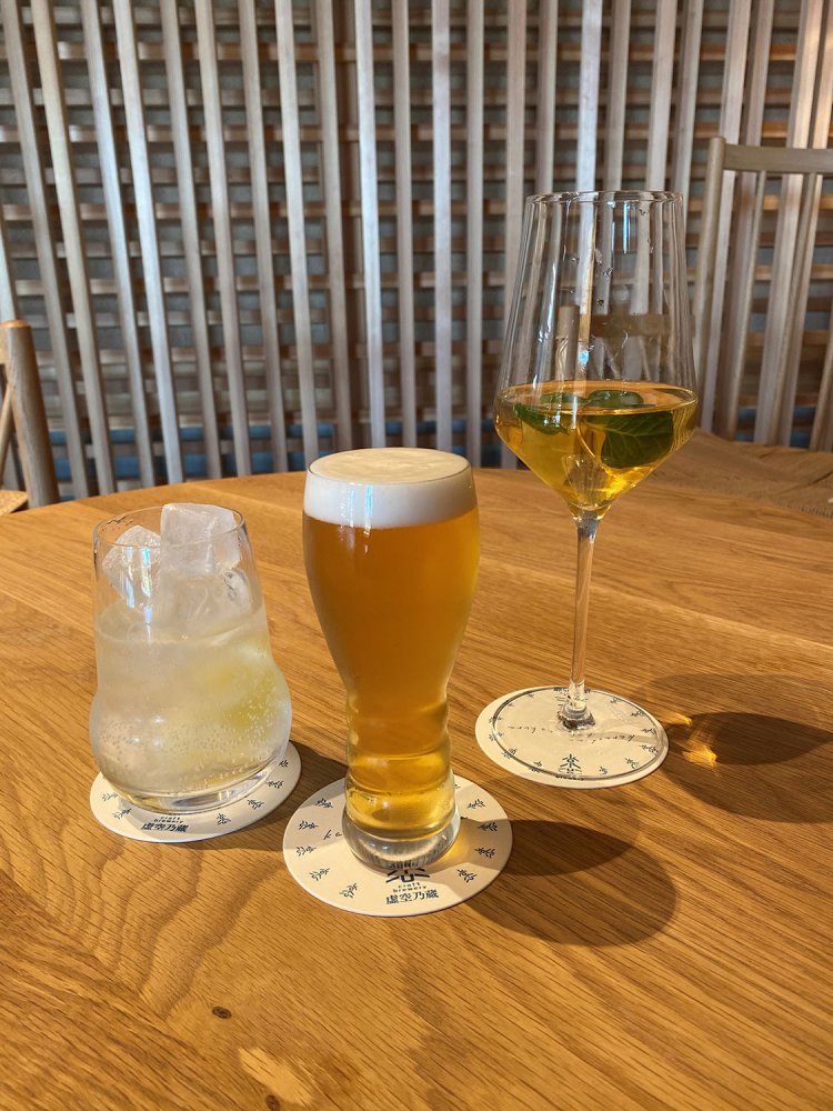 左から、虚空乃蔵 麹サワー470円、KOKU NO CRAFT No.1 ニシノホシエール610円、和香牡丹 輪奏 純米生酒 辛口500円。