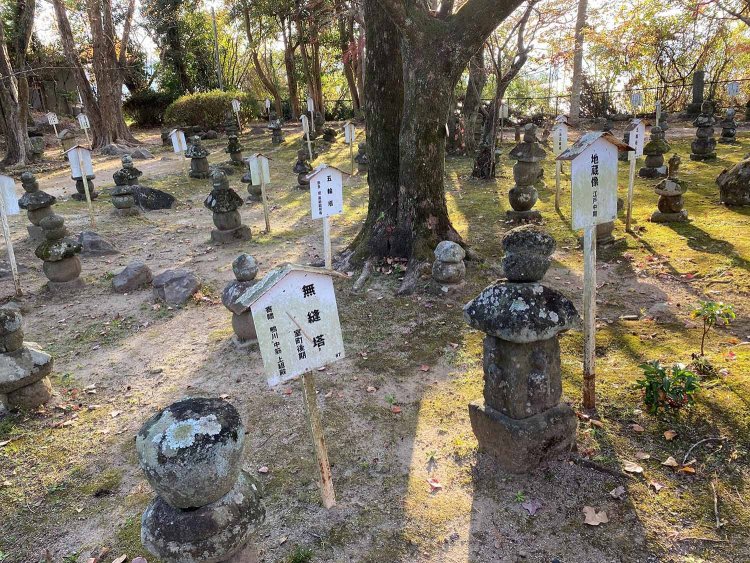 城内にはおよそ170もの石仏が鎮座している。かつては城周辺にあったものが、盗難を避けるためにすべて城内に移された、という経緯がある。