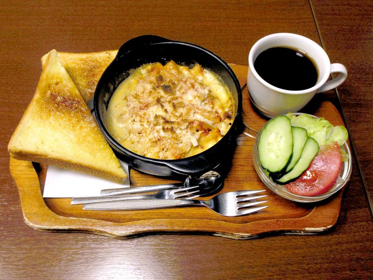 マカロニグラタンのセットは、ドリンクとサラダが付いて1080円（写真はトースト付き1180円）。