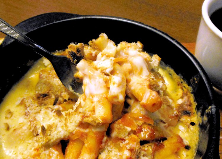 どことなく懐かしい味わいながらもピリ辛のマカロニグラタンは、大人好みの味。