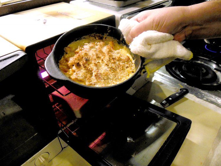 マカロニグラタンの上にパン粉をまぶして焼き上げ、サクサク食感と香ばしさをプラス。