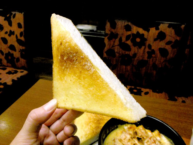 厚切りの食パンはこんがり焼き色がついていて、さっくりと軽い食感。