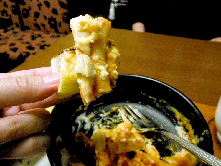 トーストにマカロニをのせたり、ホワイトソースをすくったりして、きれいに完食！