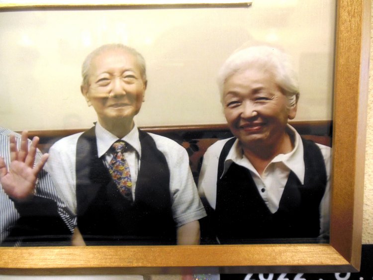 マスターの勲さんは80代になっても今なお現役で、モーニングの時間に店に立つ。