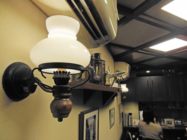 照明や窓枠をリユースし、できるだけ以前の店の名残を留めている。