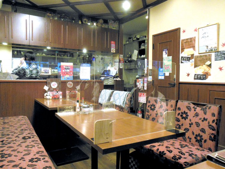 テーブル12席、カウンター4席。チリリン♪と鳴るドアベルに昭和の風情が感じられる。