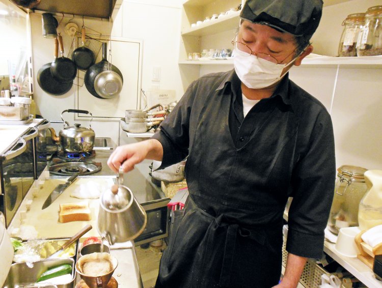 「たばこを吸える場所が少なくなっていくなかで、喫煙者に心おきなく寛いでもらえる居場所でありたい」と話す隆さん。