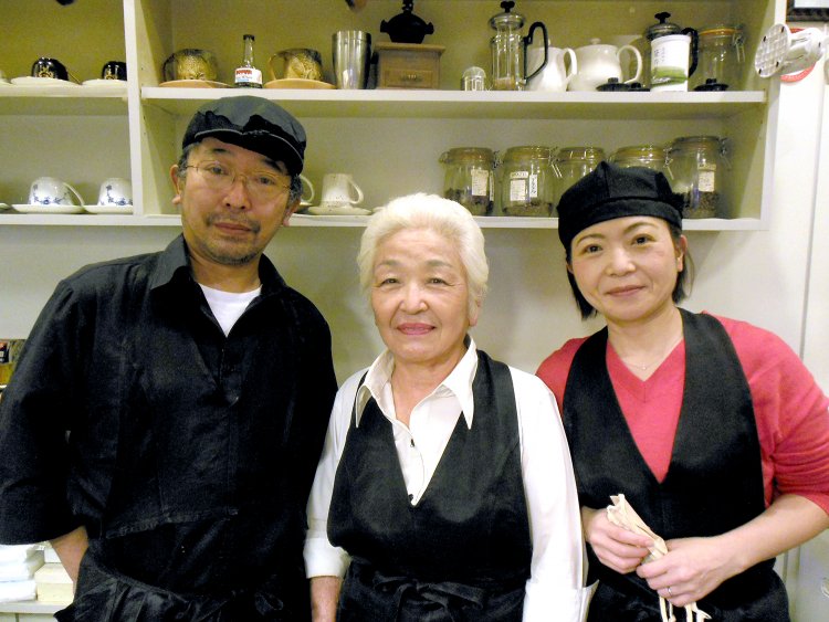 左から隆さん、かをるさん、幸子さん。