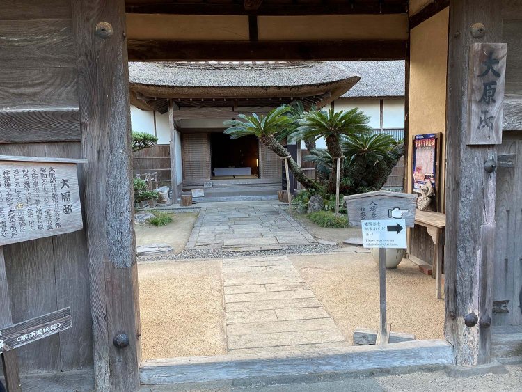 杵築藩の上級武士の屋敷「大原邸」。情緒あふれる堂々たる茅葺屋根をはじめ、長屋門から重厚な玄関構え、優雅な回遊式庭園など、杵築随一の武家屋敷だ。