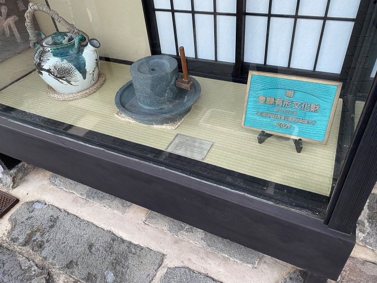 お店の表には、江戸時代から代々使われてきた茶壷、茶臼が展示されていた。