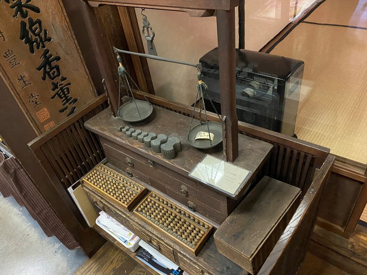 店内に展示されているお茶を量る天秤も、江戸時代からの貴重なもの。