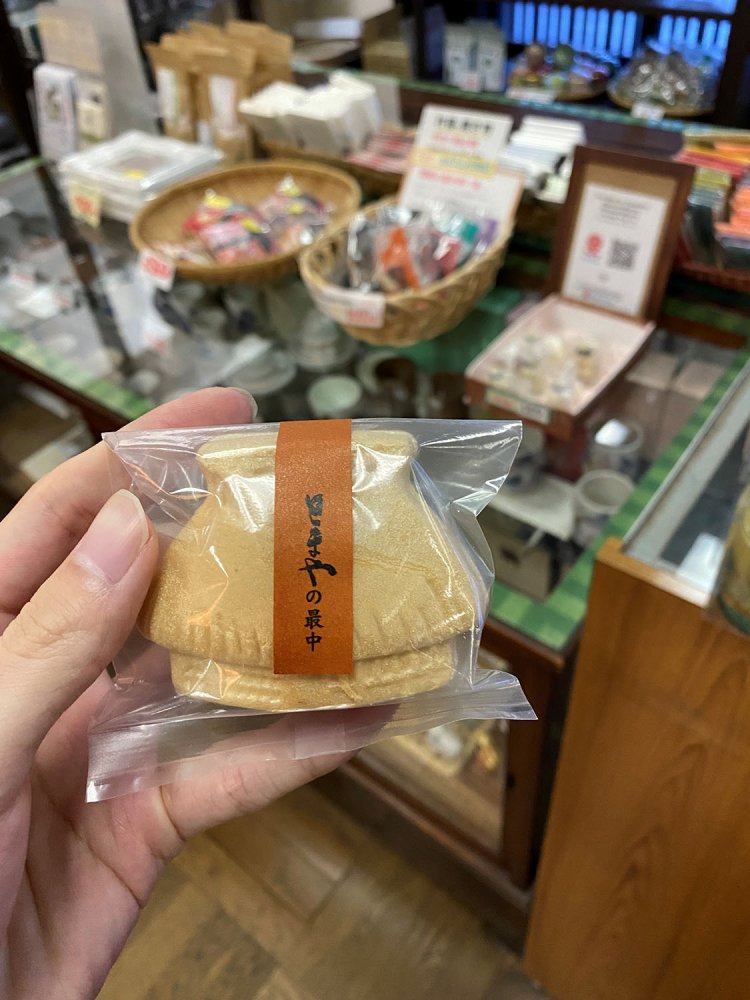 とまやの最中。つぶあんの舌触りが心地よく、優しい味わいだ。お茶とよく合う、ほどよい甘さ。