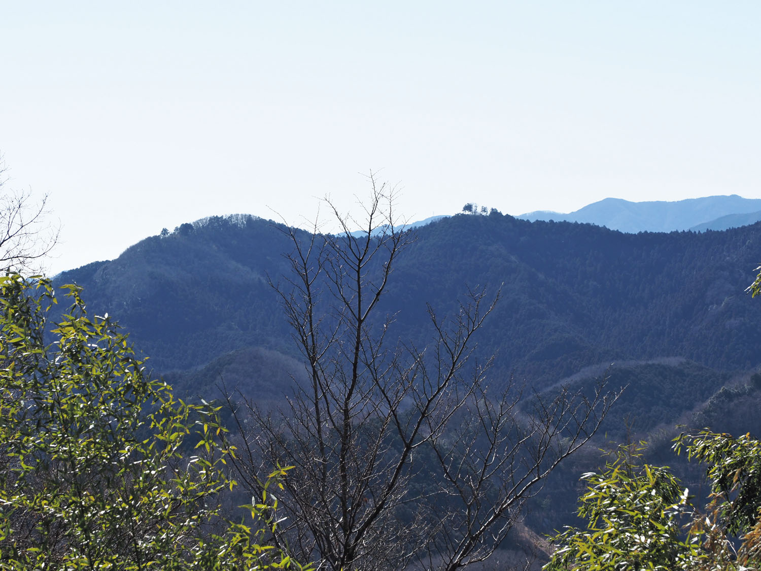 小川げんきプラザから南側を見ると、官ノ倉山（右）と石尊山（左）が見える。写っていないが、堂平山と笠山も見えた。