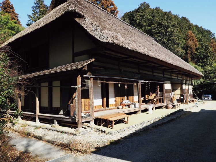 内部は三間広間型と呼ばれる江戸時代の典型的な建物。内部には囲炉裏が2カ所、土間の東側には厩で、牛や馬が飼われていた。