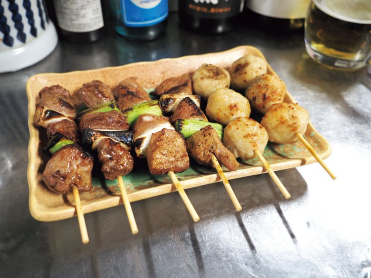 つくねやレバーなど。食べきれないほどの大きさ。