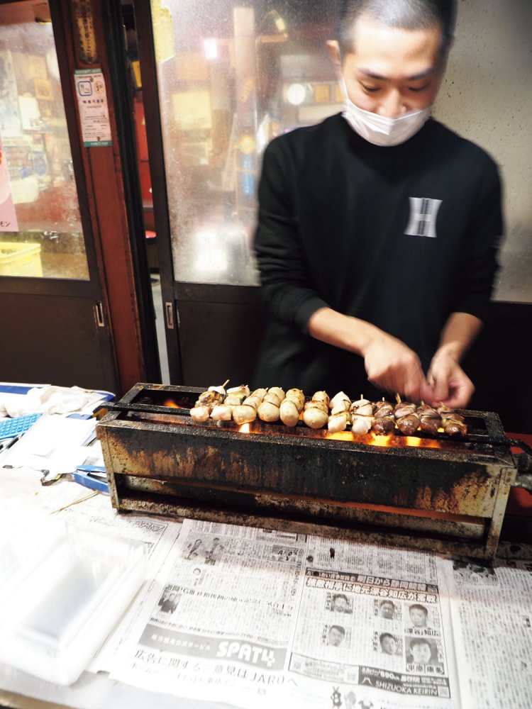 店先で焼き鳥を焼いている。通りまでいい匂いが漂う。