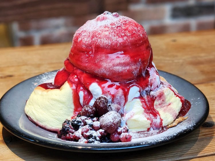 ベリーベリーパンケーキ 1518円。