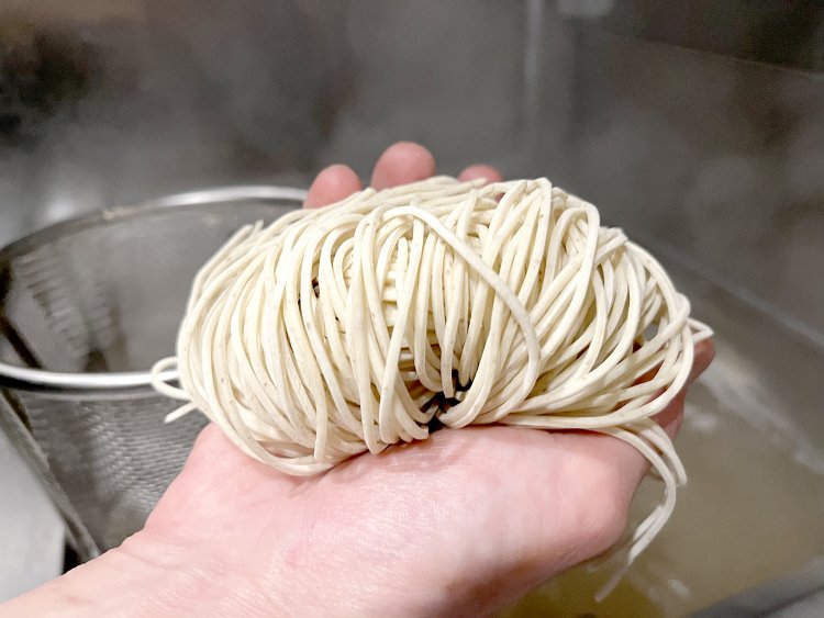自家製の中太麺。もちもちとして、小麦の香りも豊か。