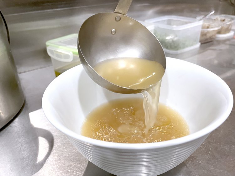 白濁して濃厚なハマグリ出汁、真鯛の鮮魚や昆布などで取った出汁は別に取り、丼の中で合わせる。