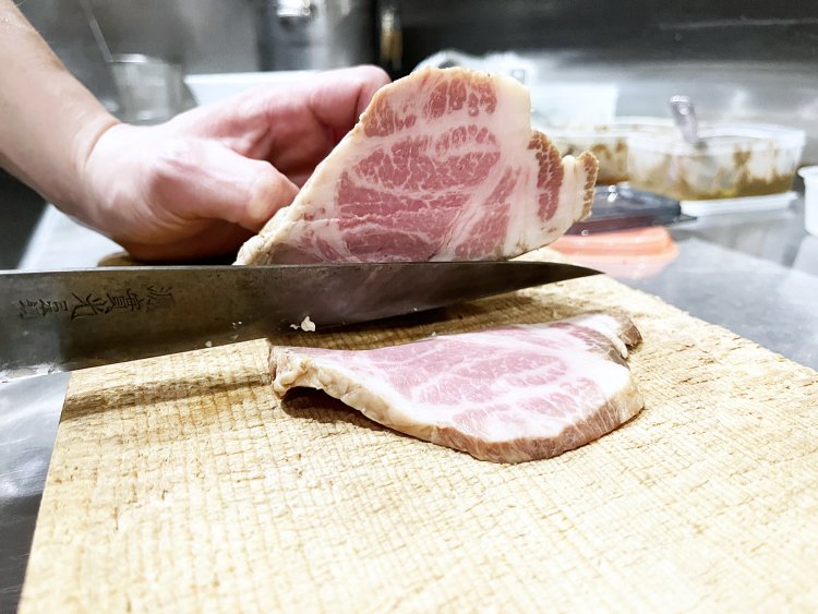 脂身に甘みがあり、さっぱりした肉質の希少な銘柄肉・デュロック種のチャーシュー。