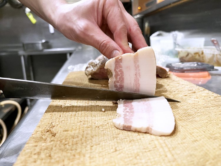 生ハムなどでもおなじみのイベリコ豚をチャーシューに。イベリコ豚のなかでも最高品質のものを使用している。