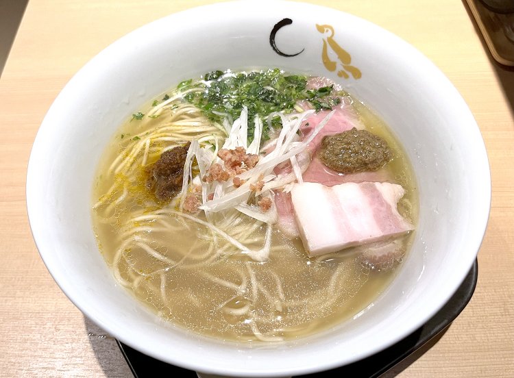 蛤と真鯛の塩そば1000円。自家製の全粒粉麺は香りと喉越しがいい。