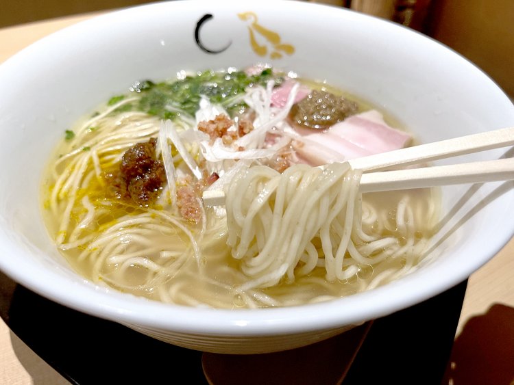 自家製の全粒粉麺は香りと喉越しがいい。