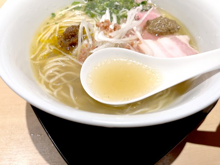 少し白濁した黄金色のスープを一口飲むと、濃厚なハマグリの旨味が舌を覆い尽くす。