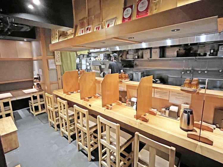 カウンターとテーブル席を完備。カウンターの上には受賞した歴代のミシュランの盾が飾ってある。