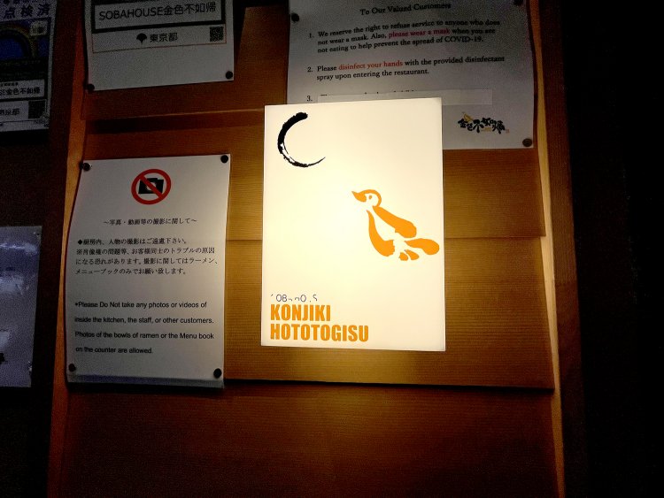 お店の看板もさりげなくてオシャレ。