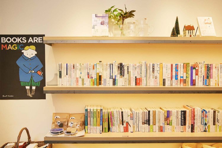 大前さんが「自宅の棚に似ています」と眺める棚はフェミニズム本が多い。