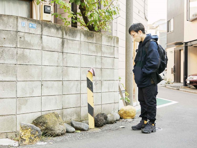 なぜここに石がごろごろ？気になると立ち止まり、見つめて想像する。