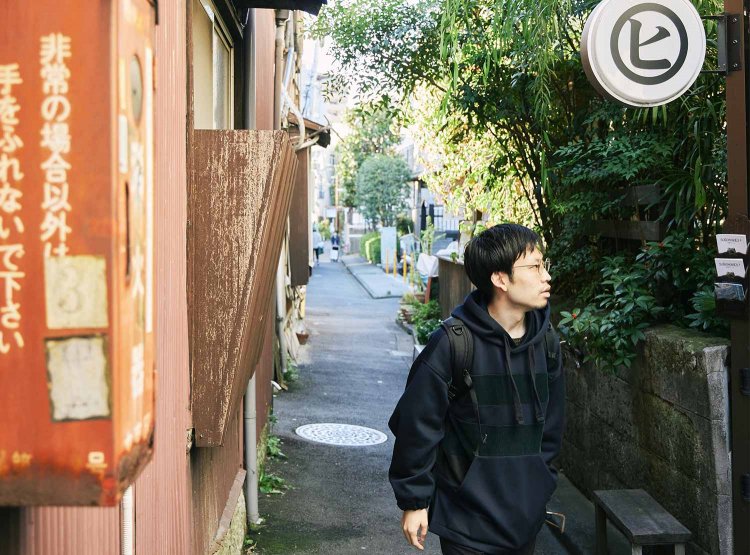 「歩きながら小説の続きを書いています」。