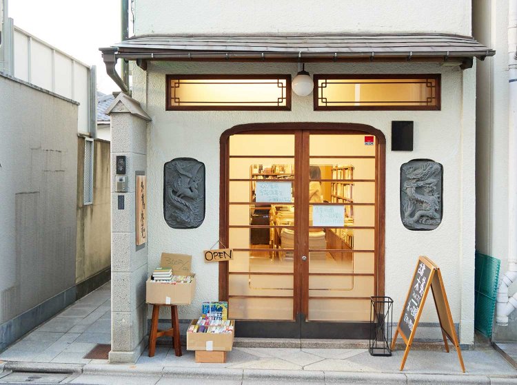 寺院に囲まれた静かな通りにある。