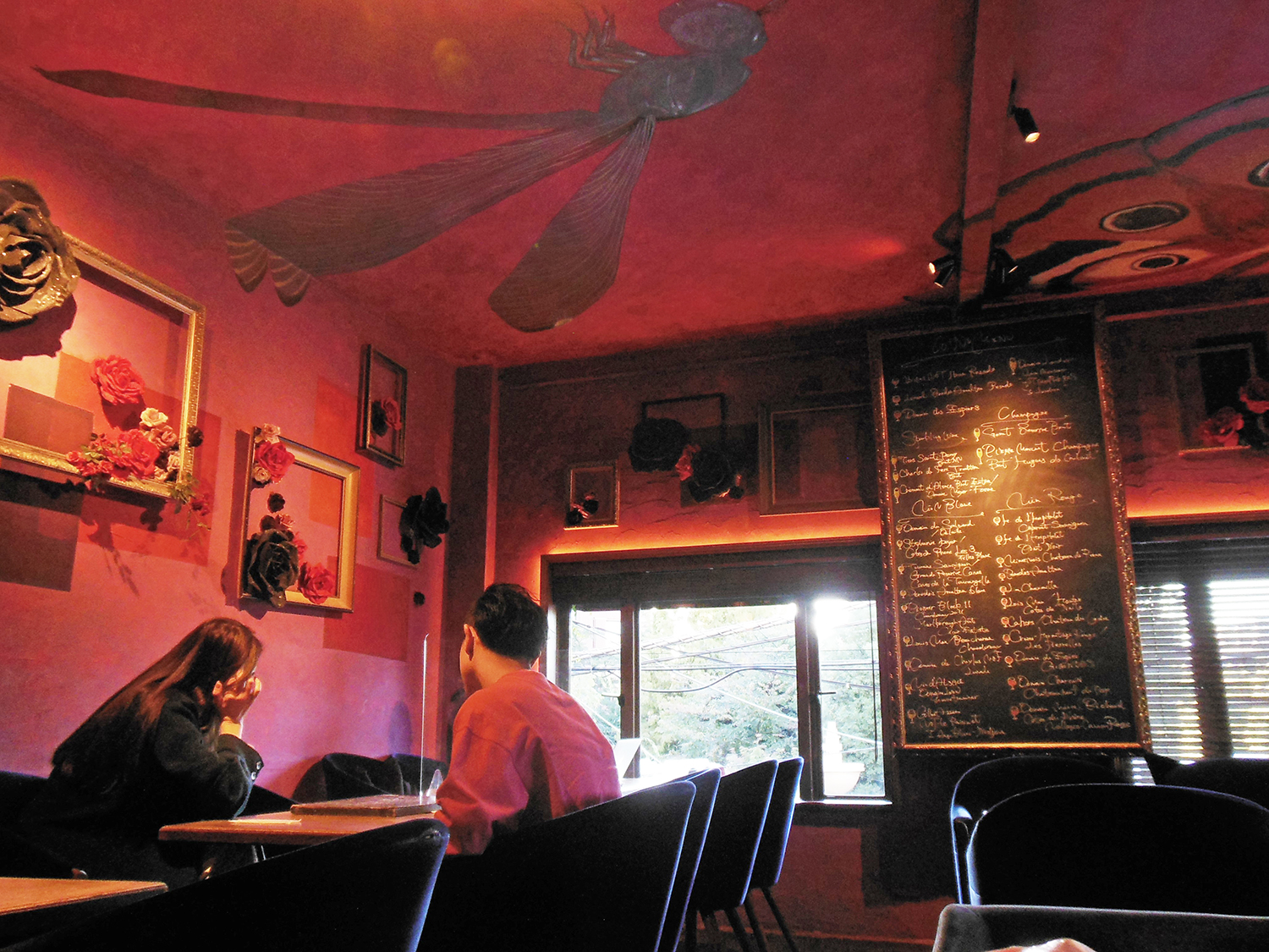 天井にさまざまな昆虫が描かれた3階の客席。こちらは天井も壁面も渋い真紅に塗られている。