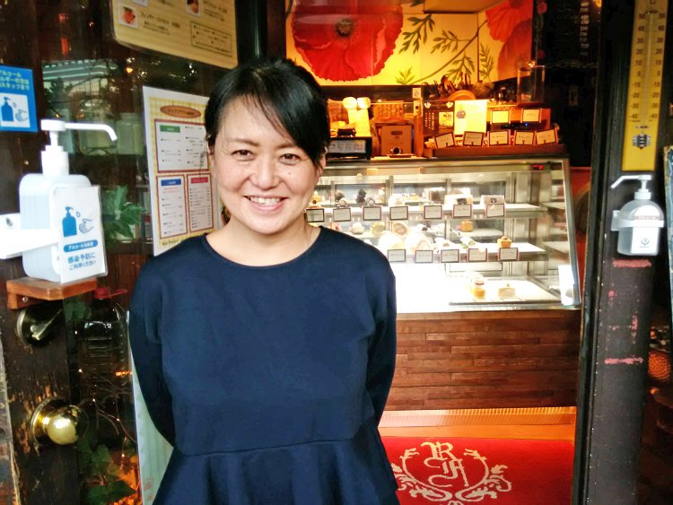 インテリアに精通する、店長の佐藤さん。店舗改装の際に、その手腕を発揮した。