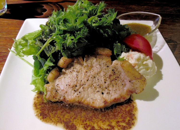 お肉にかぶさるほど大盛りのサラダは圧巻！