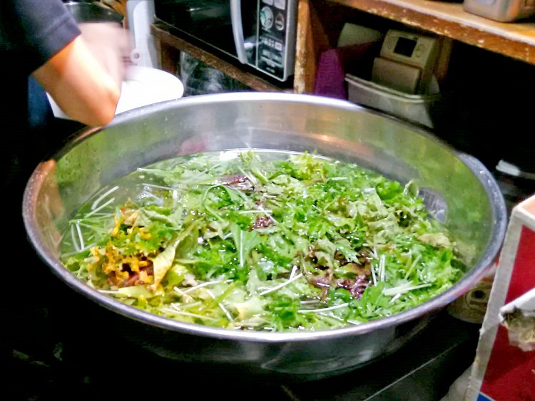 サラダの葉は特大サイズのボウルで冷やしている。ランチだけで1日80食以上出る。