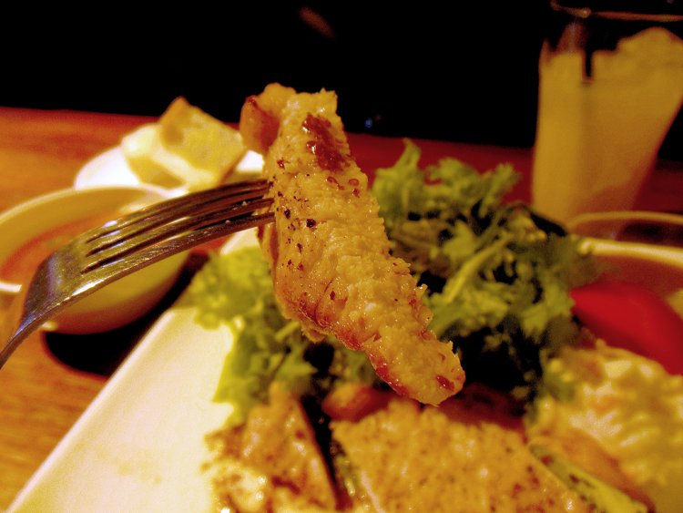 豚ロース肉はやわらかくて食べ応え満点！　プラス600円で肉ダブル（ソテー2枚）にすることができる。