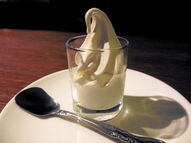 食後のプチソフトはランチ利用者限定で、注文時にサービス券を提示すると付いてくる。