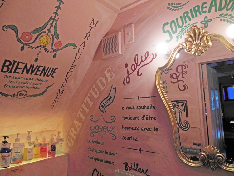 2階にあるトイレがめっちゃかわい～♥　インスタ映えするので撮影する客の姿もチラホラ。