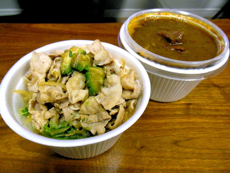 テイクアウトメニューも魅力的。手前は豚肉とアボカドマリネの生姜焼き丼750円、奥がポークカレー780円。