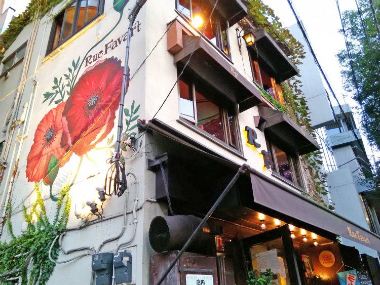 建物側面の壁に描かれているのは店のトレードマークであるヒナゲシ。