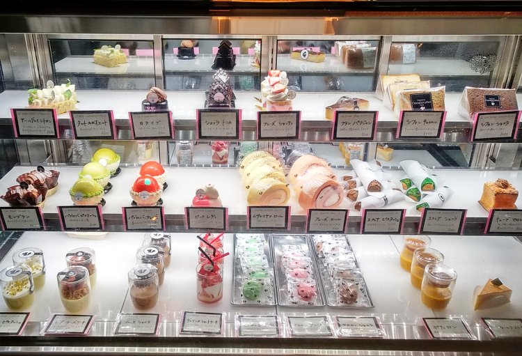 入り口正面のショーケースに並ぶ色とりどりのスイーツたち。1階奥は厨房になっている。