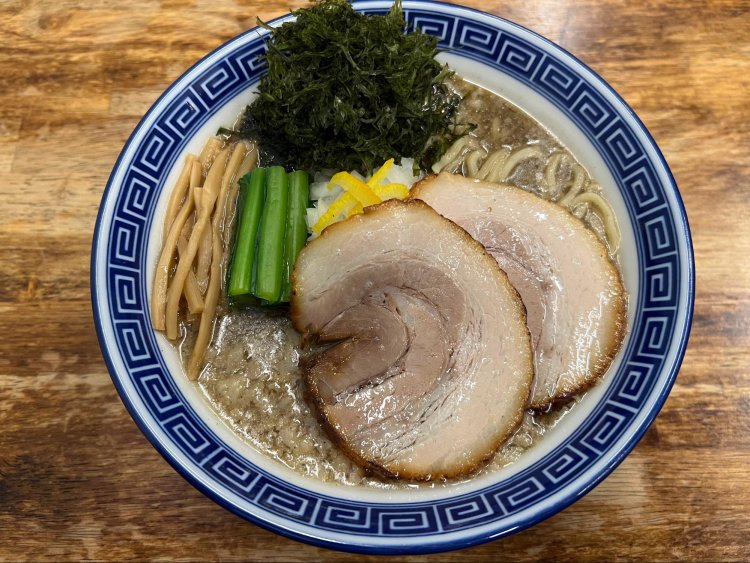 濃厚！烏賊背脂煮干中華そば880円。